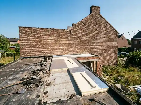 Toit plat d'annexe en cours de réfection avec panneaux isolants neufs