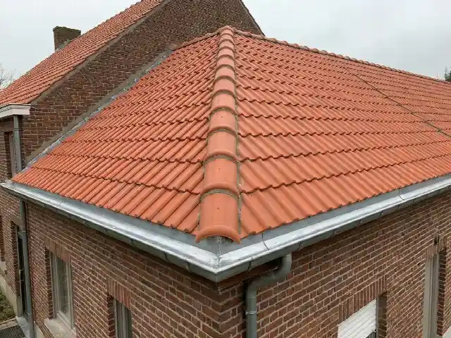 Faîtage ventilé neuf sur une toiture en tuiles rouges rénovée